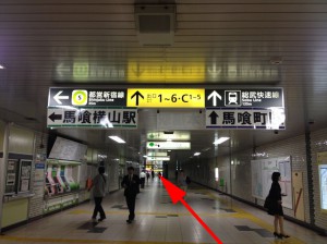 左には、都営新宿線の改札が見えます
