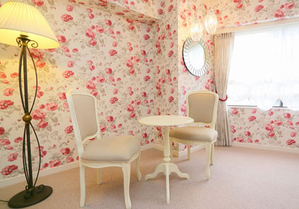 花柄のローラアシュレイの壁紙で覆われた703号室