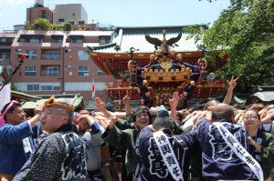 神田祭宮入の途中