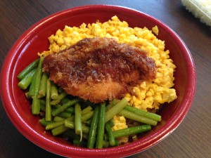 とんかつはしやの三色かしわ丼