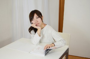 どうやって集客したらいいのか悩む女性