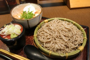 鮭の丼ぶりと冷たいお蕎麦のセット