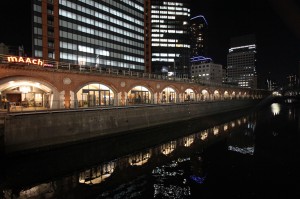 マーチエキュートと神田川に映る夜景