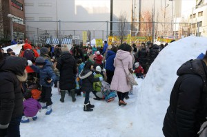 小川町の公園に大量の雪が運び込まれた様子