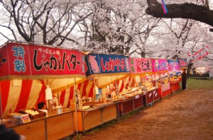 屋台が建ち並ぶ靖国神社のイメージ