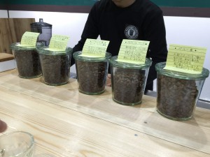 カウンターにはコーヒー豆とそのお豆の説明が書いてあります！