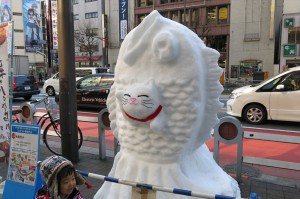 タイ焼きと招き猫でしょうか？こちらも芸が細かいですね。