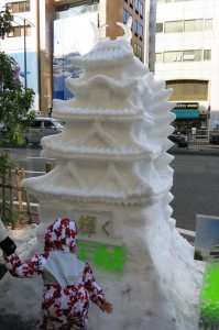 繊細で美しい五重の塔。もちろん全て雪でできています。