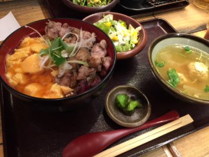 ボリュームたっぷりの親子丼の定食